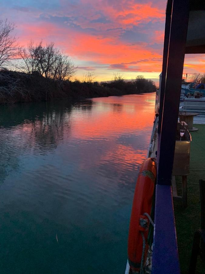 Péniche Le Pescalune - Chambre d'hôtes Arles Esterno foto